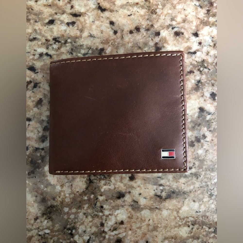 Tommy Hilfiger  Men's Leather Passcase Wallet with Multiple Card Slots